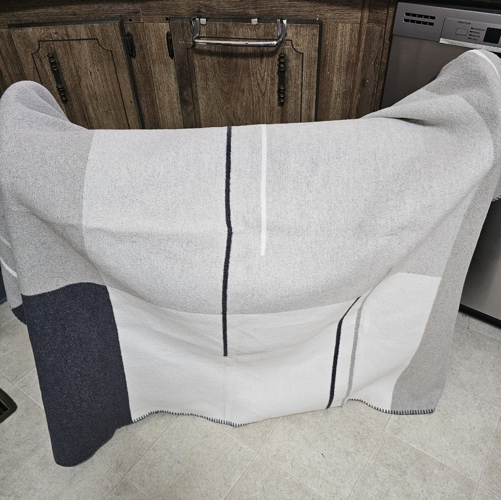 The Cotton Edition Portugal 50x52 Grey White Color Block Throw Blanket Euc